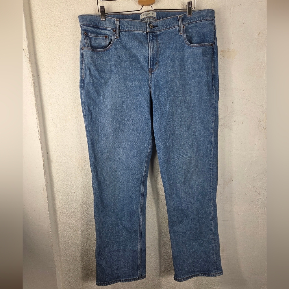 Abercrombie Women's Mid Rise 90s Straight Jean Medium Tinted SIZE 34 REGULAR